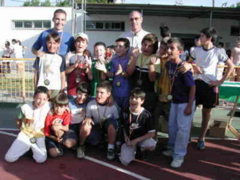 Homenaje a los equipos benjamín y prebenjamín de fútbol de las Escuelas Deportivas de Gines