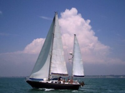 Dos veleros gaditanos ponen rumbo a Saint-Malo desde la Coruña para comenzar la regata del Cincuentenario