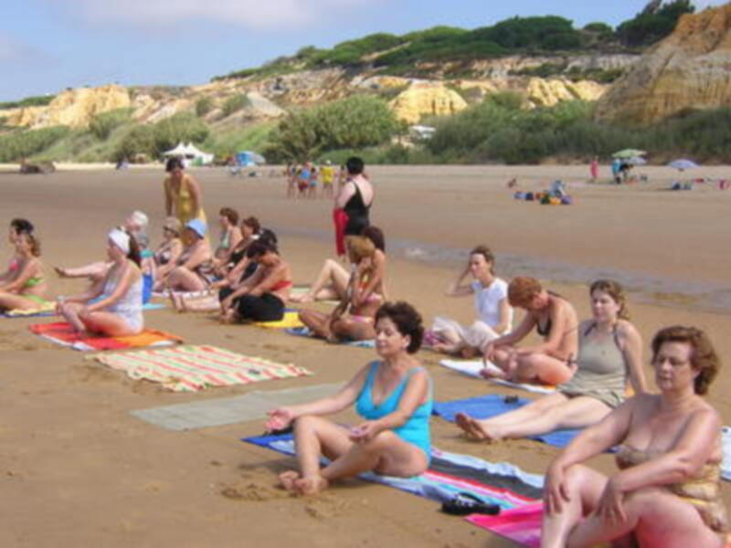Gines: yoga en la playa como método para aliviar el estrés