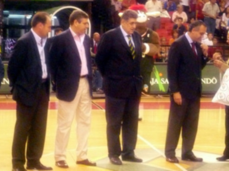 Jose Luis Saez, Miguel Gallardo, Gimenez, Galiano, Leon y Antonio Ruiz, homenajeados por el Caja San Fernando