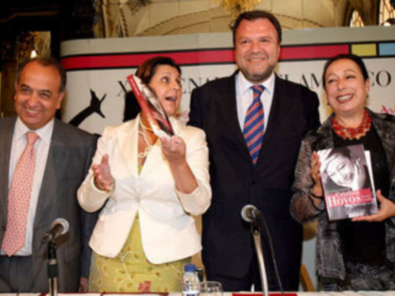 Cristina Hoyos da gracia a la vida con un libro ,tras diez años de operarse de cancer