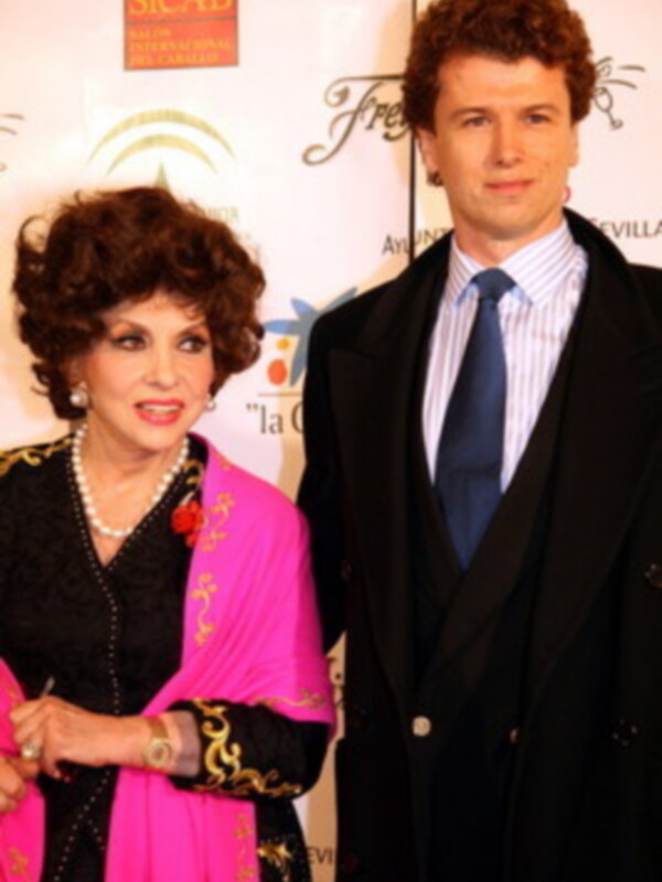 Gina Lollobrigida con su novio Javier Rigau en Sevilla