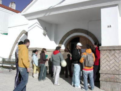 Largas colas para retirar las entradas para las fiestas navideñas de Gines