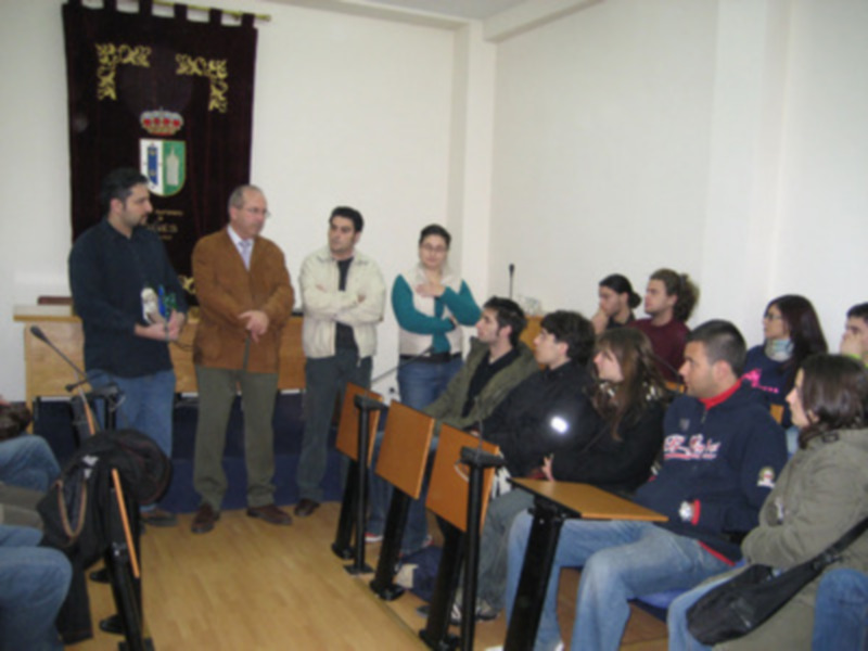 El Alcalde de Gines recibe a 60 jóvenes italianos participantes en dos intercambios culturales