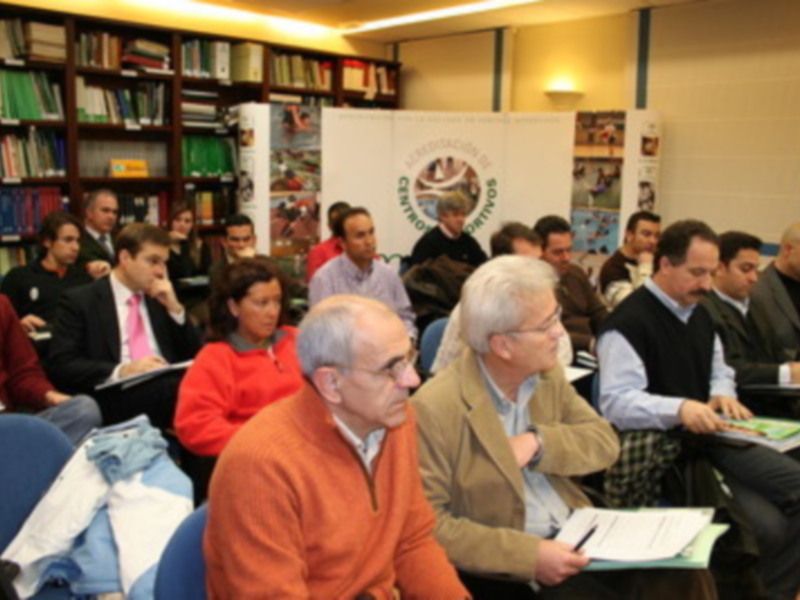 Leonardo Chaves ha informado hoy en Granada sobre el Decreto de Acreditación de Centros Deportivos
