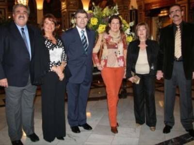 Los padres de Carlos Cabezas, Berni Rodríguez y Felipe Reyes, recogieron la Medalla de Andalucía de sus hijos