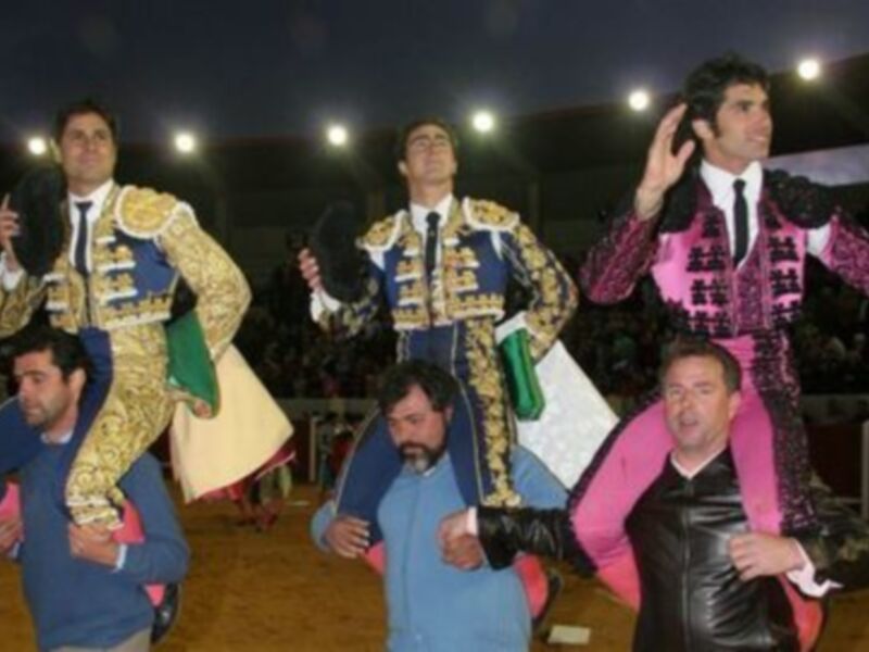 Fran y Cayetano a hombros en la corrida que toreaban en Morón de la Frontera