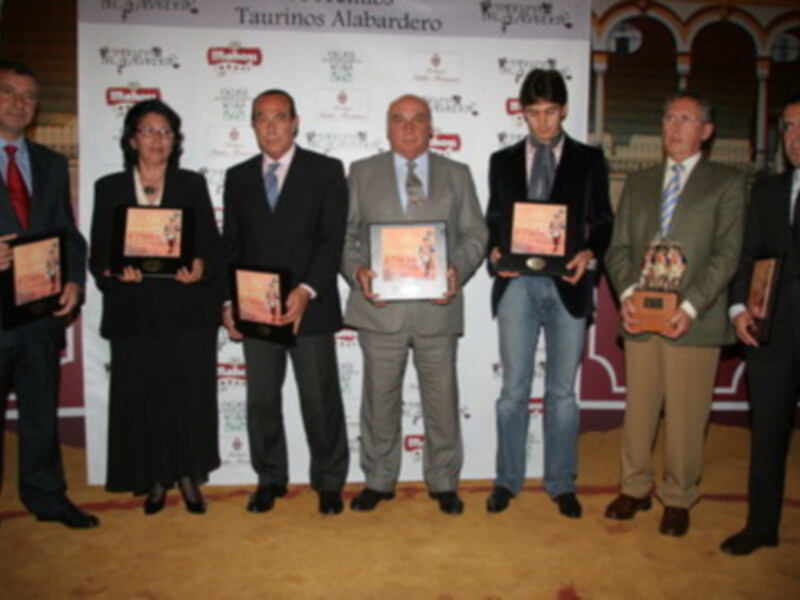 Curro Romero premiado en Sevilla, por la peña de Alabardero .