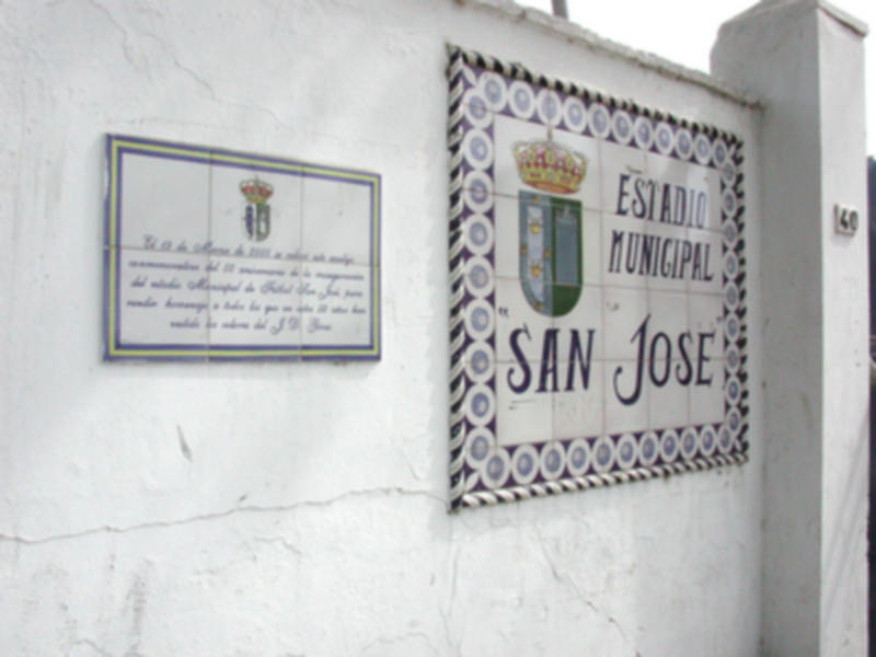 Placa con el nombre del estadio municipal San José, ubicado en un edificio blanco.