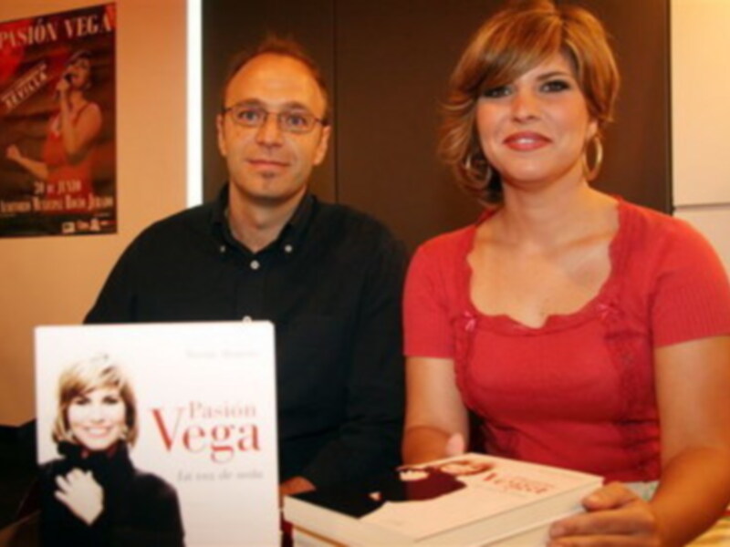 Pasion Vega presento su biografia en Sevilla 