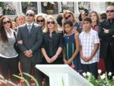 ROCIO CARRASCO CON SUS HERMANOS INAUGURÓ EL MAUSOLEO DE SU MADRE EN CHIPIONA