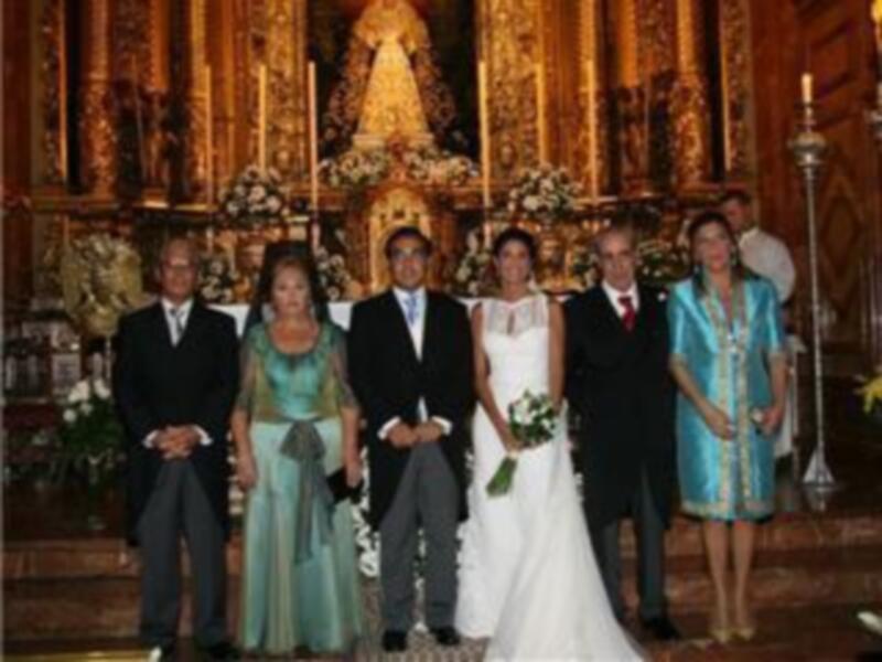 LA DUQUESA DE ALBA, DE BODA EN SEVILLA, DESMIENTE LA SEPARACIÓN DE SU HIJO CAYETANO