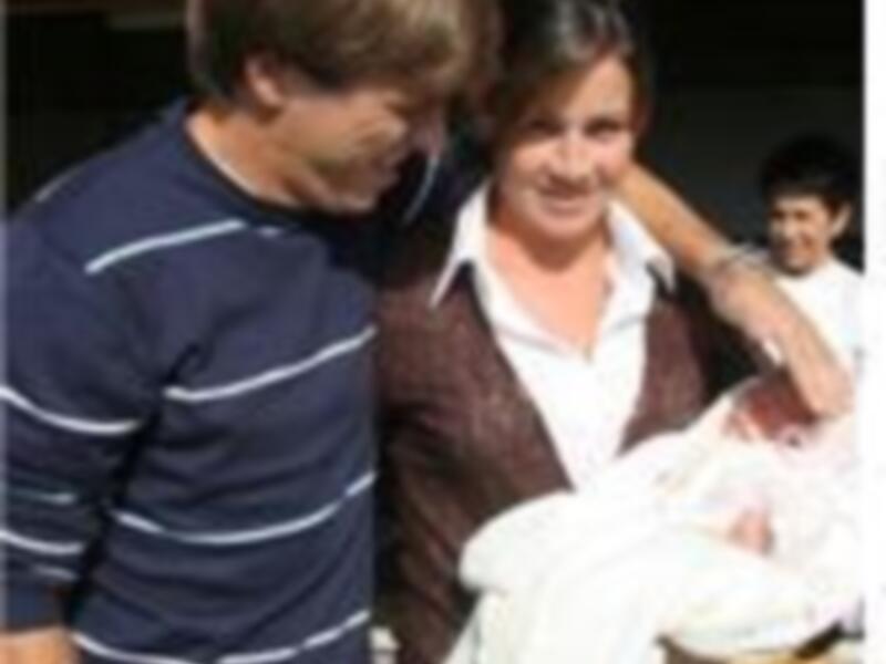MANUEL DIAZ EL CORDOBES Y VIRGINIA PRESENTAN A SU HIJA TRIANA