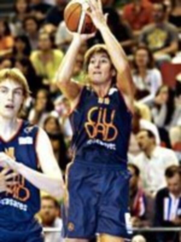 Ros Casares arrasa al Olesa Espanyol y reafirma su liderato en la LF