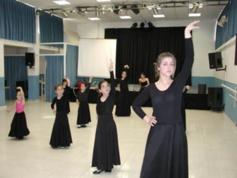 Iniciación a la danza clásica y española en Gines 