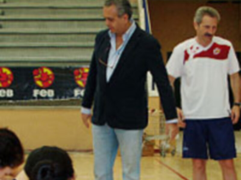 José Luis Sáez visita la concentración de la selección española femenina