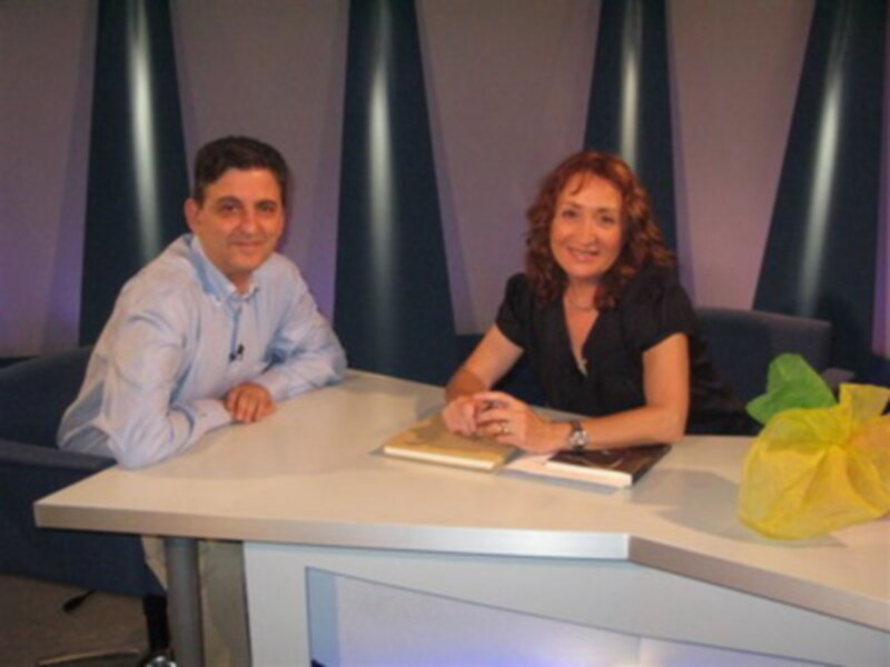 Señoras y Señores, María Esperanza Sánchez, en Localia recibe al autor del libro El rock de la calle Feria, Francisco Gallardo.