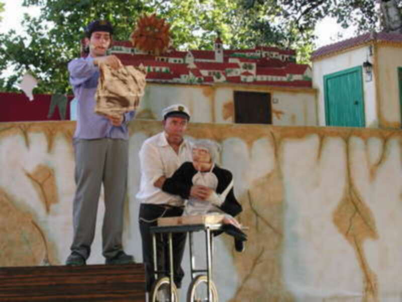 Cientos de pequeños de Gines disfrutaron con un teatro infantil en el Parque Municipal