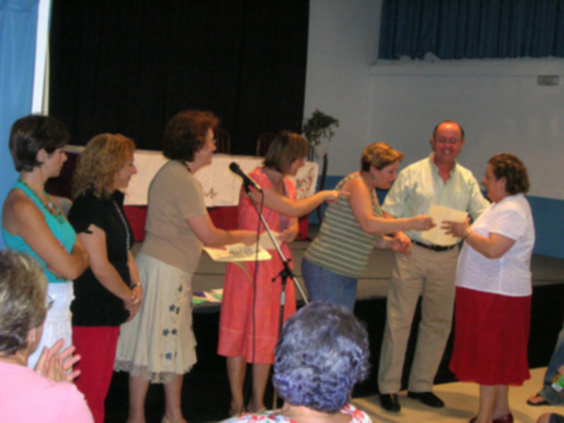 El Centro de Adultos de Gines cerró el curso con la entrega de diplomas
