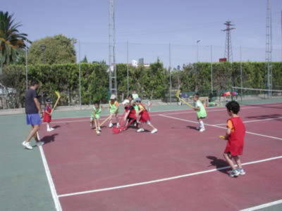120 niños y niñas en la Escuela Polideportiva de Verano de Gines