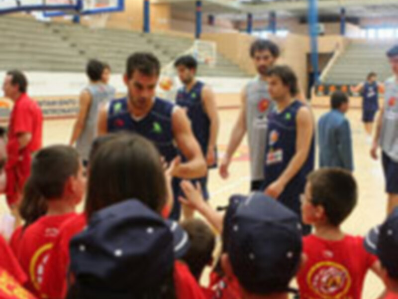 La selección española comparte un día de entrenamiento con los niños de Aldeas Infantiles SOS