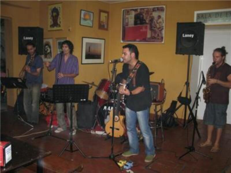 Bajo Cuerda triunfa en Chipiona con su impecable sonido en directo