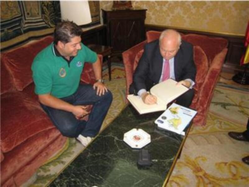 El alpinista Juan A. Huisa ha sido recibido por el Excmo. SR. Ministro de Asuntos Exteriores, Miguel Ángel Moratinos
