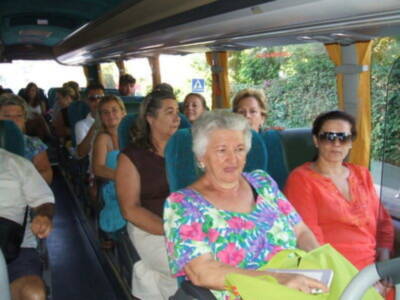 Más de 80 vecinos de Gines participaron en una excursión a la playa de Chipiona
