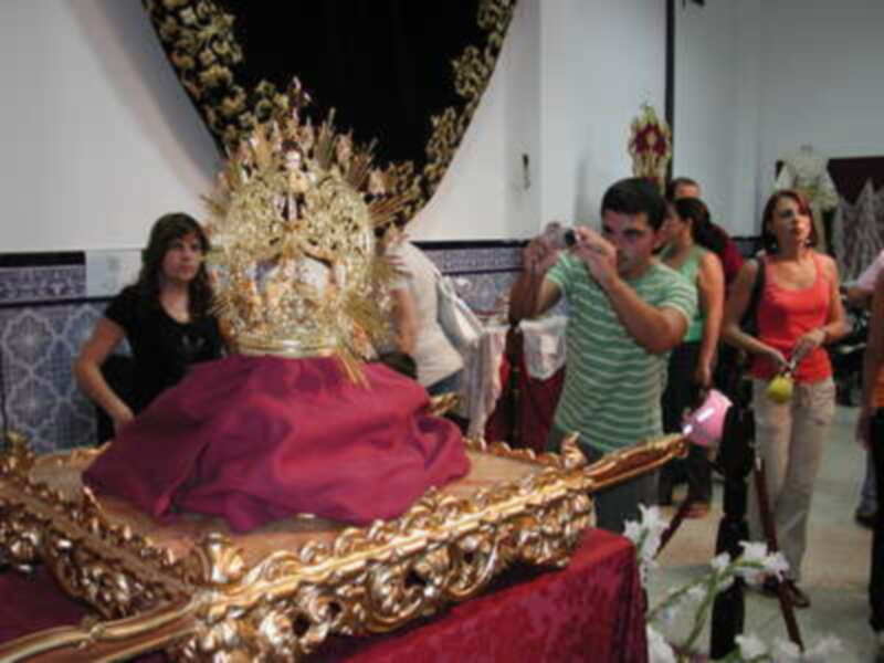 Gines: numerosos vecinos visitan la exposición de regalos recibidos con motivo de la Coronación Canónica de la Virgen de los Dolores