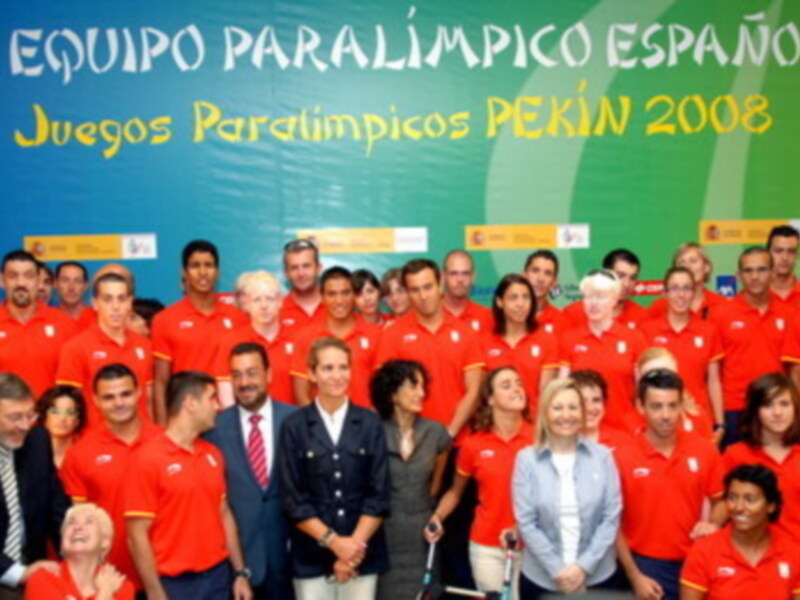 La Infanta Elena despide al equipo paralímpico español que participará en los Juegos de Pekín 2008  
