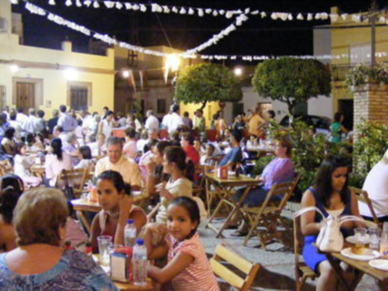 Gines: el ciclo Plazas con Encanto llenó la Plaza de Santa Rosalía