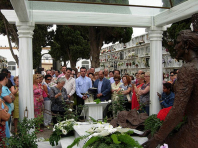 Chipiona conmemora el cumpleaños de Rocío Jurado con una ofrenda de flores