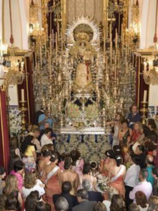 Tradicional y emotiva ofrenda florar en Carrión de los Céspedes a su Patrona la Stma. Virgen del Rosario Coronada.