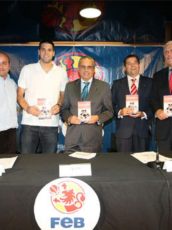 José Luis Sáez, Lolo Sainz y Felipe Reyes presentaron el libro de Edu Schell y Eugenio de Andrés Basuketoboru