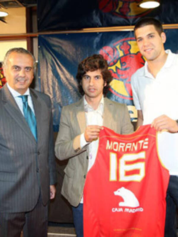 El torero "Morante de la Puebla" recibe una camiseta de la selección española de manos de José Luis Sáez