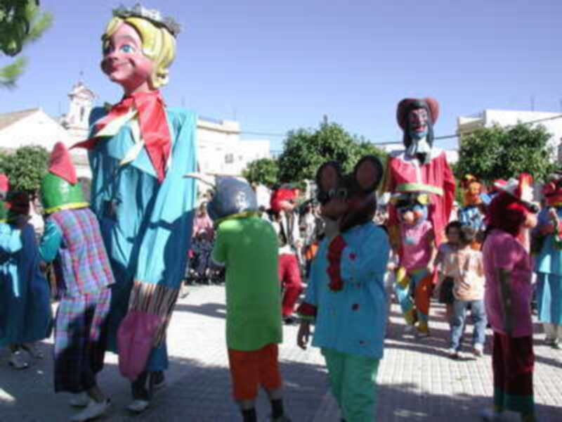 Pasacalle de gigantes y cabezudos, este domingo en Gines como preludio a la procesión de la Virgen del Rosario y Santa Rosalía