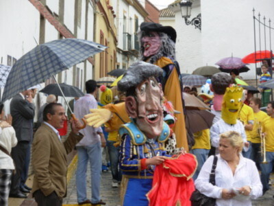 Los gigantes y cabezudos volvieron a llenar las calles de Gines