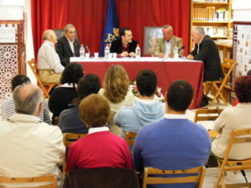 Una Mesa Redonda analizó la historia reciente de la Hermandad del Rosario de Gines