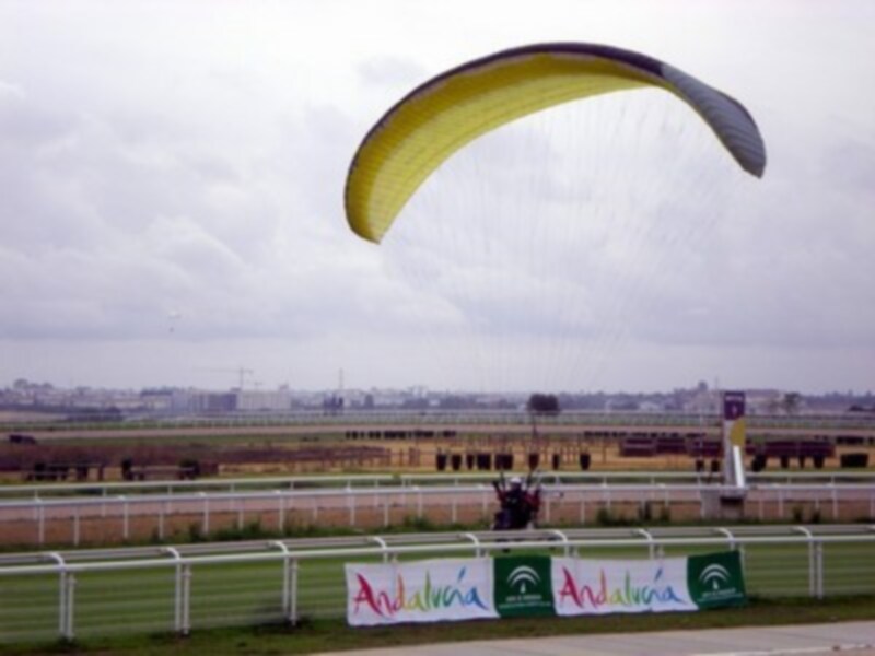 Las nubes no detuvieron a los pilotos del club de Paramotores