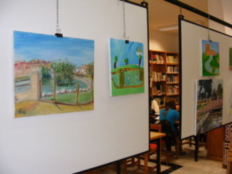 Exposición de pinturas en la Biblioteca sobre el Parque Municipal de Gines