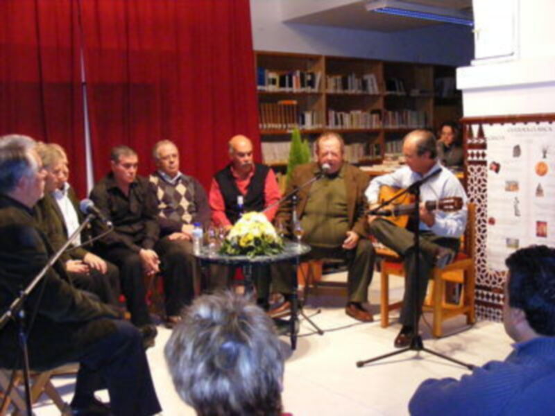 Lleno a rebosar en la Biblioteca Municipal de Gines para presenciar Los caminos del flamenco