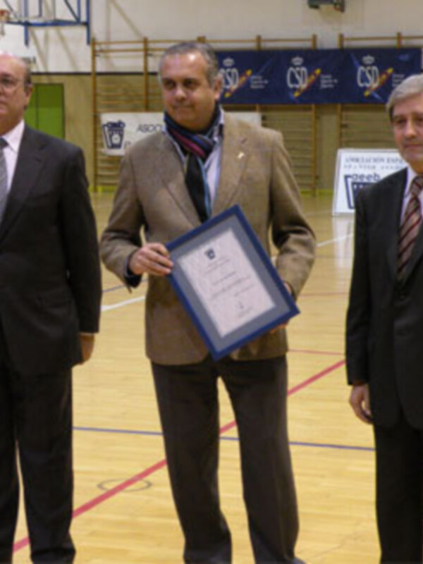 José Luis Sáez recibió el Premio Raimundo Saporta