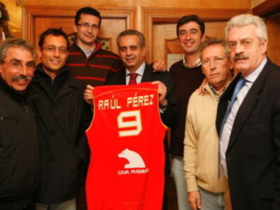 Saez entrega a Raul Perez la camiseta de la seleccion española de baloncesto