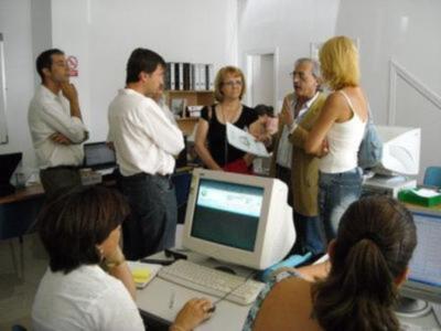 La asociación Síndrome de Down de Sevilla visita un proyecto de simulación de empresas en Palomares del Río