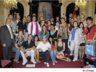El Ayuntamiento de Cádiz recibe a alumnos extranjeros junto con sus familias de acogida.