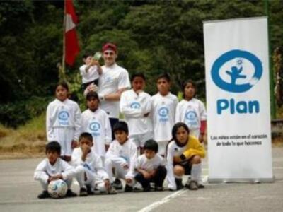 Iker Casillas, embajador de la ONG PLAN, comienzó ayer su visita a los proyectos infantiles de Malí