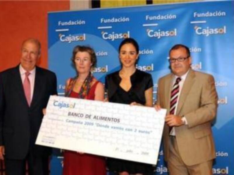 Cajasol entrega la recaudación de su campaña ¿Dónde vamos con 2 euros? al Banco de Alimentos de Sevilla