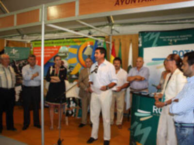 La mejor artesanía del Bajo Guadalquivir y de varias comarcas andaluzas se muestra durante este fin de semana en el I Mercado de artesanía de Costa Ballena