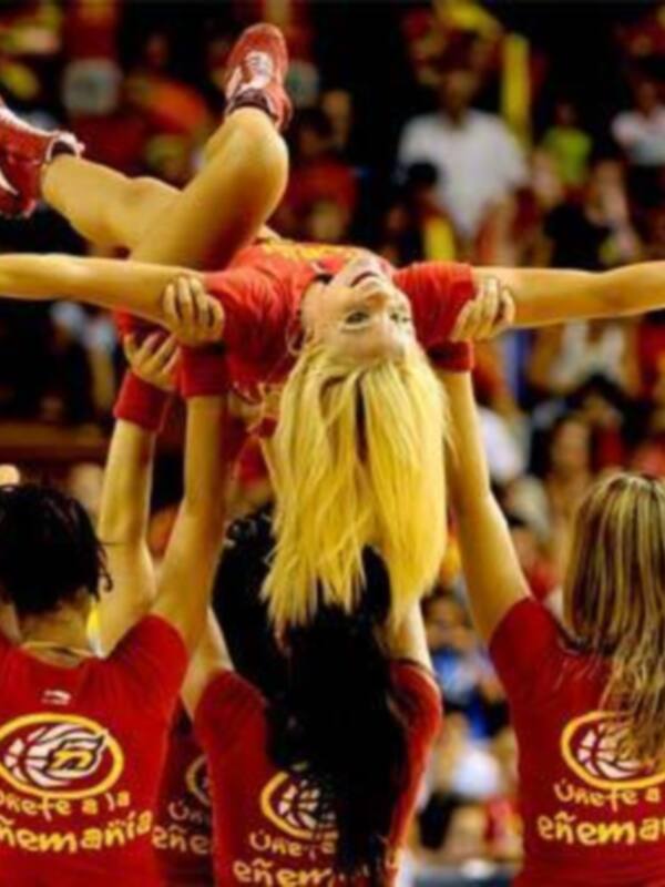 Las Cheerleaders de la 'Eñemania' cuentan su experiencia con la Selección