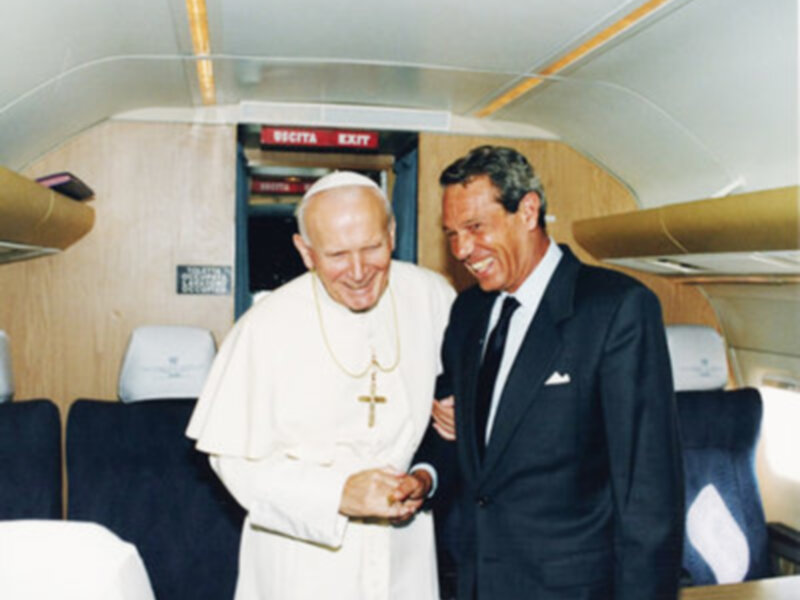 Según unas declaraciones, hechas a El Mundo, por el Dr. Joaquín Navarro-Valls: Juan Pablo II podría ser santo a finales de este año.